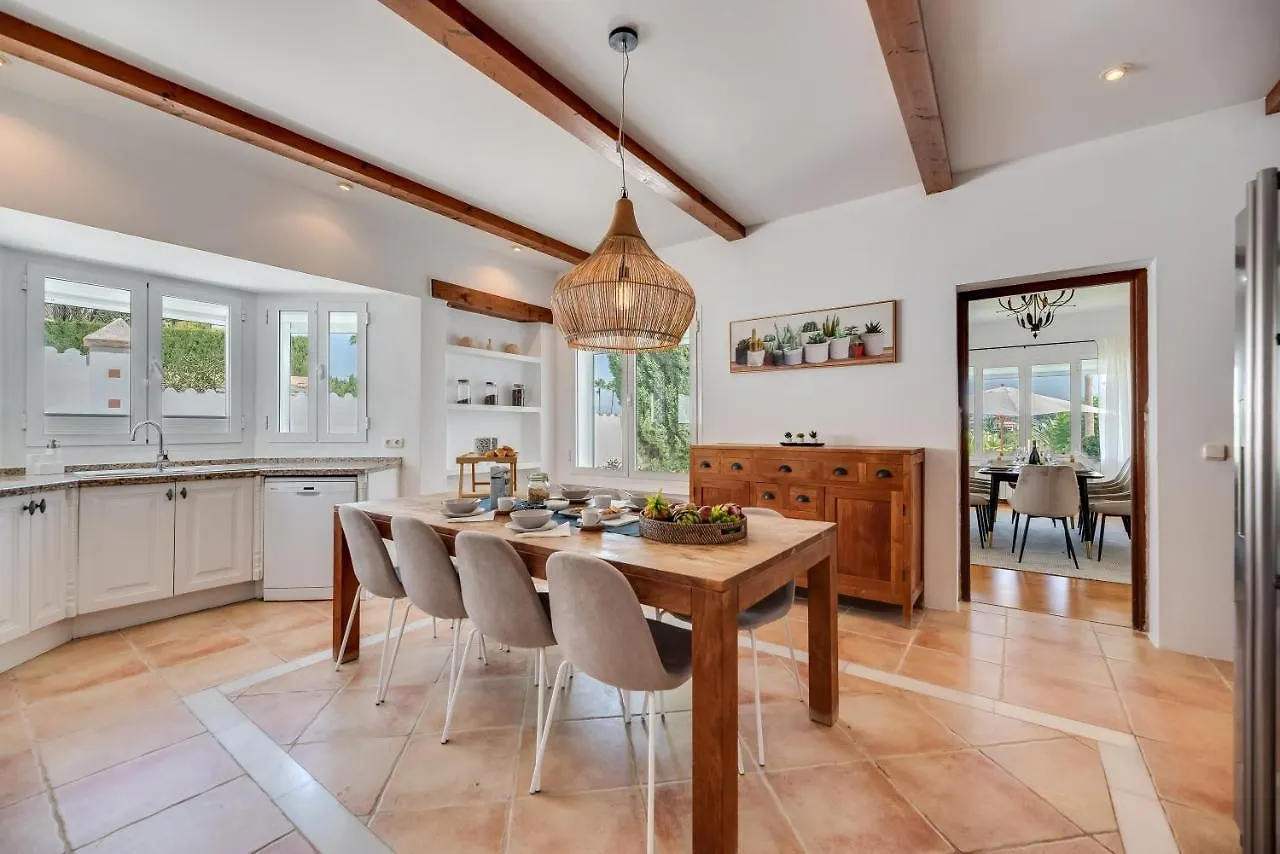 Vacation Marbella I Villa Ballesteros, Near Golf Courses, Private Pool And Gigantic Garden Estepona
